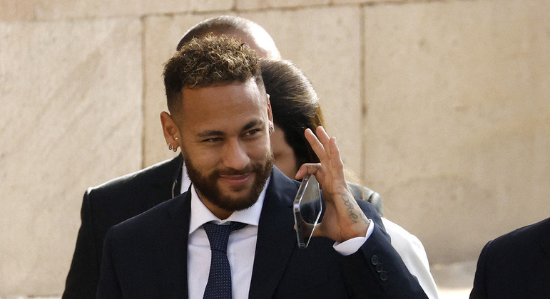 Neymar depôs sobre o caso. E confirmou que ele 'só assina' documentos que seu pai entrega