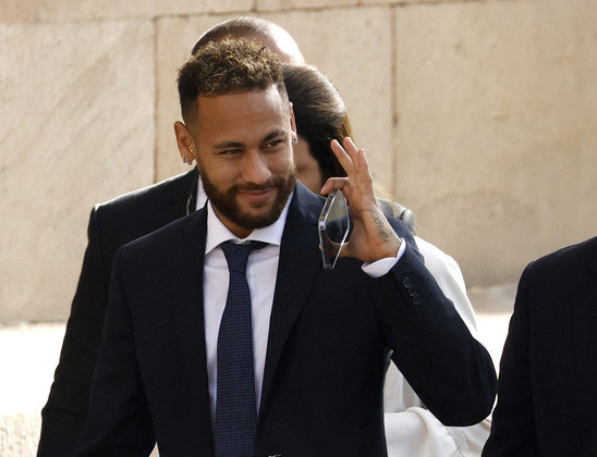 Foi em 2014 também que uma notícia explodiu na mídia brasileira. A diretoria santista entrou com um processo contra o Barcelona, Neymar e o pai do jogador. Os dirigentes consideravam que foram lesados na venda do atleta ao Barça. Na época, o Peixe ficou com apenas 17 milhões de euros da transação, enquanto a empresa do pai de Neymar lucrou 40 milhões de euros. O processo se arrastou por anos e, em 2022, o Ministério Público de Barcelona absolveu o jogador e os demais envolvidos