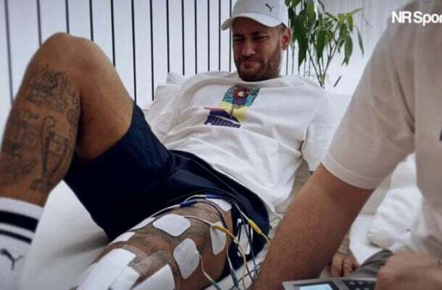 Neymar chega aos 32 anos em meio à recuperação de uma lesão grave que o afastou dos gramados desde outubro do ano passado. O atacante passou por cirurgia e só deve retornar aos jogos no segundo semestre. - Foto: Reprodução/YouTube NR Sports