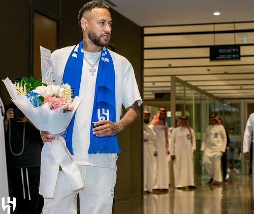 O craque brasileiro recebeu um buquê de flores, posou para fotos e distribuiu alguns autógrafos no desembarque