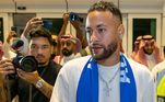 Neymar chegou ao Aeroporto Internacional Rei Khalid usando o cachecol do Al-Hilal, clube que deve defender até 2025