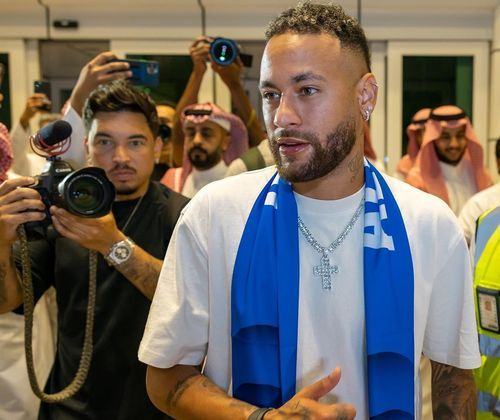 Neymar chegou ao Aeroporto Internacional Rei Khalid usando o cachecol do Al-Hilal, clube que deve defender até 2025