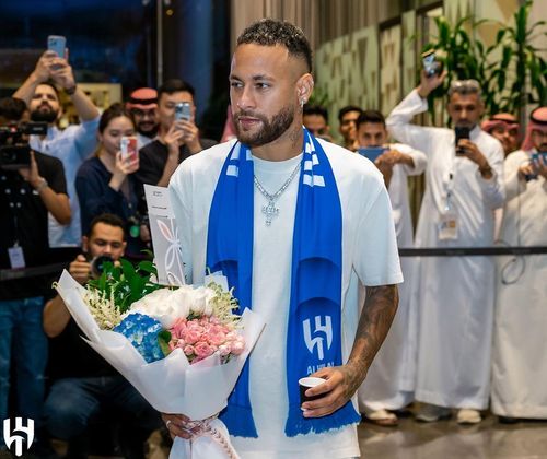 Neymar chegou na tarde desta sexta-feira (18) a Riad, na Arábia Saudita, após quase sete horas de viagem e foi recebido com festa pela torcida do Al-Hilal.Confira os registros da chegada do camisa 10: