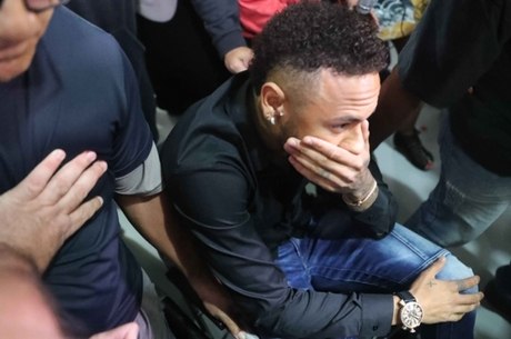 Jogador se apresenta para depor na delegacia 