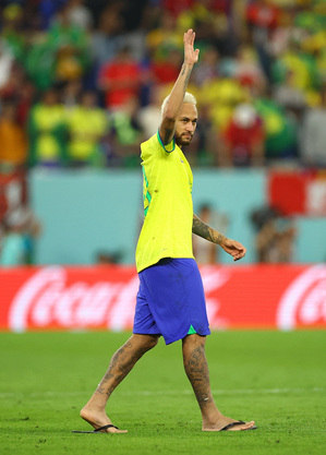 Neymar andou de chinelos no campo