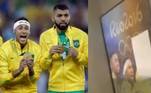 Em 2019, Neymar mostrou que a amizade entre ele e Gabigol estava bastante abalada. O camisa 10 da seleção brasileira publicou alguns stories, e no fundo era possível ver um quadro da Olimpíada de 2016 com um rosto coberto. Nas redes sociais, os fãs e torcedores não demoraram para perceber que era Gabi quem estava sendo tampado pelo craque do PSG