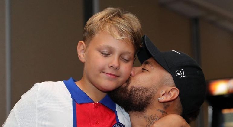 Davi Lucca nasceu em 2011, após o relacionamento de Neymar com Carol Dantas. Desde então o jogador sempre posta fotos e vídeos com o filho, não sentindo medo de demostrar amor e carinho ao pequeno