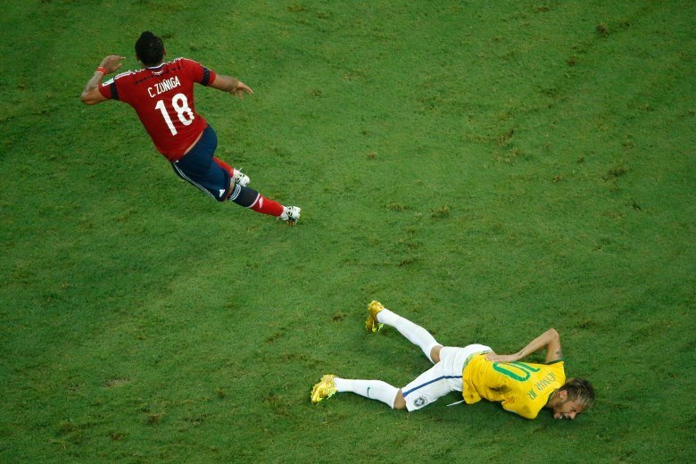 Em game, Neymar faz gols de muletas