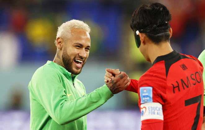 Neymar cumprimenta Son, destaque coreano que é fã do brasileiro.