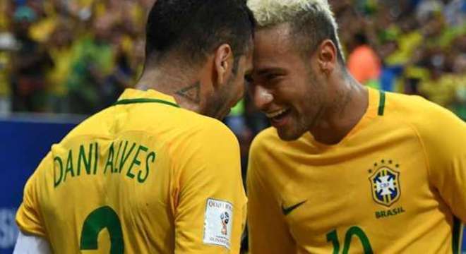 Tite lamentou não ter Daniel Alves para controlar Neymar na Rússia