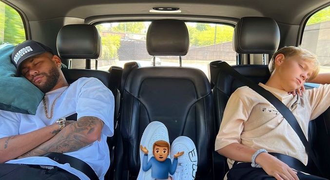 Neymar e Davi Lucca apareceram juntos, dormindo no carro, na mesma posição