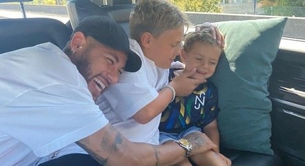 Neymar com Davi Lucca e Valentim, filho de Carol Dantas
