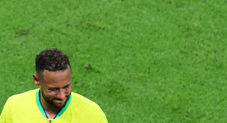 A cara de dor e decepção de Neymar diz tudo: o brasileiro torceu o tornozelo direito na estreia da seleção e vai desfalcar o Brasil nas duas outras partidas da primeira fase da Copa