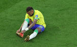 Neymar deixou o campo sentindo dores no pé direito