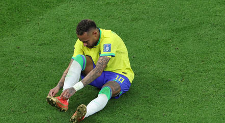 Neymar deixou o campo com dores no pé direito