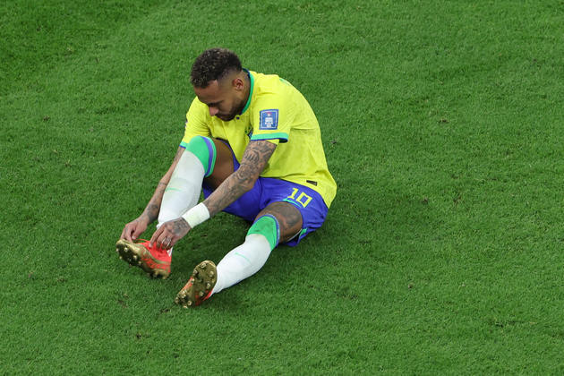Neymar deixou o campo sentindo dores no pé direito