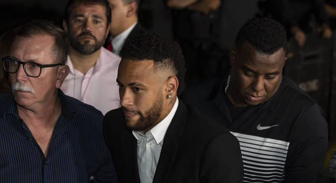 Neymar prestou esclarecimentos na 6ª Delegacia de Defesa da Mulher em SP