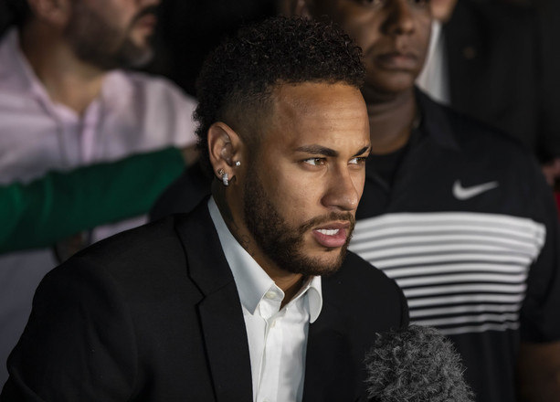 Neymar depôs nesta quinta-feira (13) na sede da 6ª Delegacia de Defesa da Mulher, em Santo Amaro, na zona sul de São Paulo, sob forte esquema de segurança. Veja a seguir imagens da chegada do jogador, que é acusado de estupro pela modelo Najila Trindade