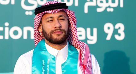 Neymar vestiu roupas típicas no Dia da Arábia Saudita

