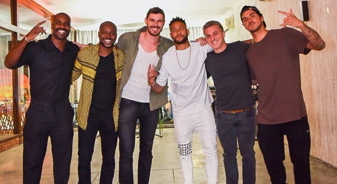 Foto: Neymar revelou nas redes sociais que ouviu a música 'Ponto Fraco',  regravação do hit do amigo Thiaguinho pela banda Di Propósito, de Brasília  - Purepeople