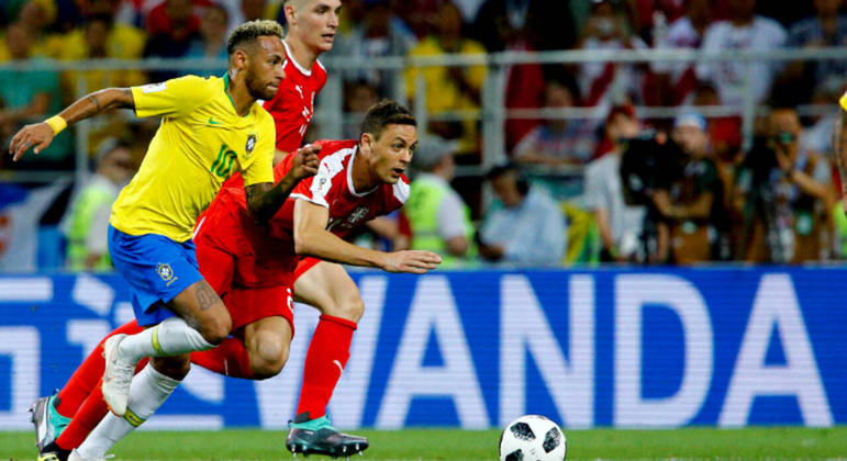 Neymar disputa bola com jogadores da Sérvia durante jogo da Copa do Mundo de 2018