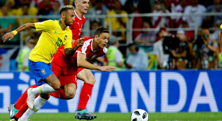 https://img.r7.com/images/neymar-disputa-bola-contra-jogadores-da-servia-durante-jogo-da-copa-do-mundo-de-2018-23112022141019531?dimensions=771x420