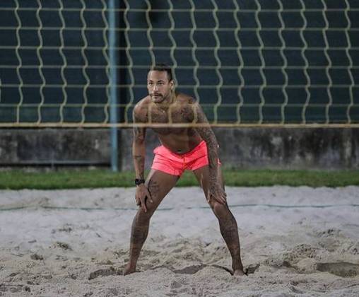 Neymar, do Paris Saint-Germain, veio para o Brasil para cumprir a quarentena. No entanto, ele tem praticado alguns exercícios físicos, como futevôlei, treino na areia e tênis.