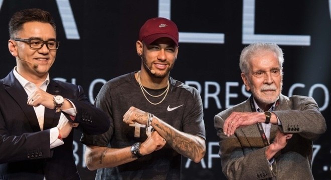 Ao lado de executivos da patrocinadora, Neymar faz gesto que o caracterizou