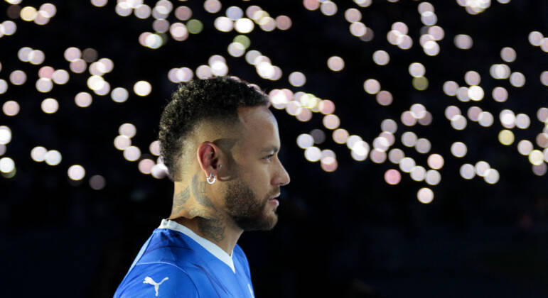 Luz, festa e emoção: apresentação de Neymar no Al-Hilal leva quase 70 mil pessoas ao estádio