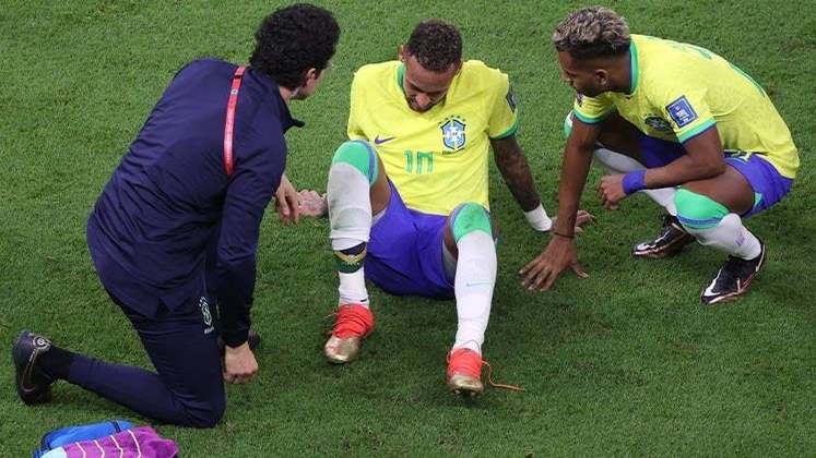 Neymar é atendido e sai machucado de campo.