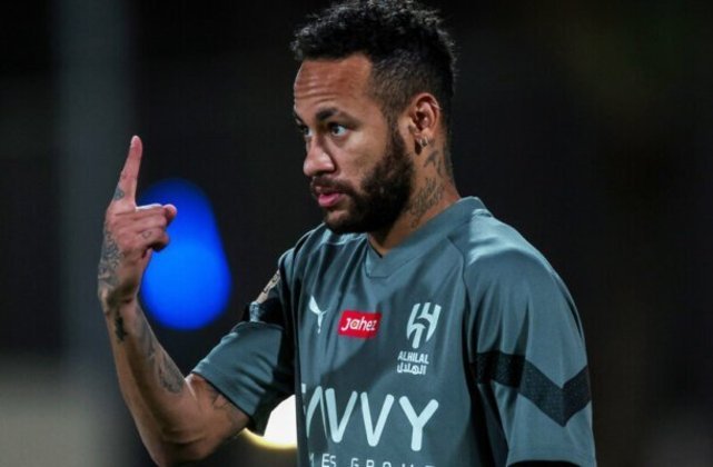 Neymar é atualmente jogador do Al-Hilal, da Arábia Saudita, para onde transferiu-se em 15 de agosto de 2023. Antes da lesão, o atacante fez apenas cinco partidas pelo clube saudita e um único gol. - Foto: Divulgação/Al Hilal