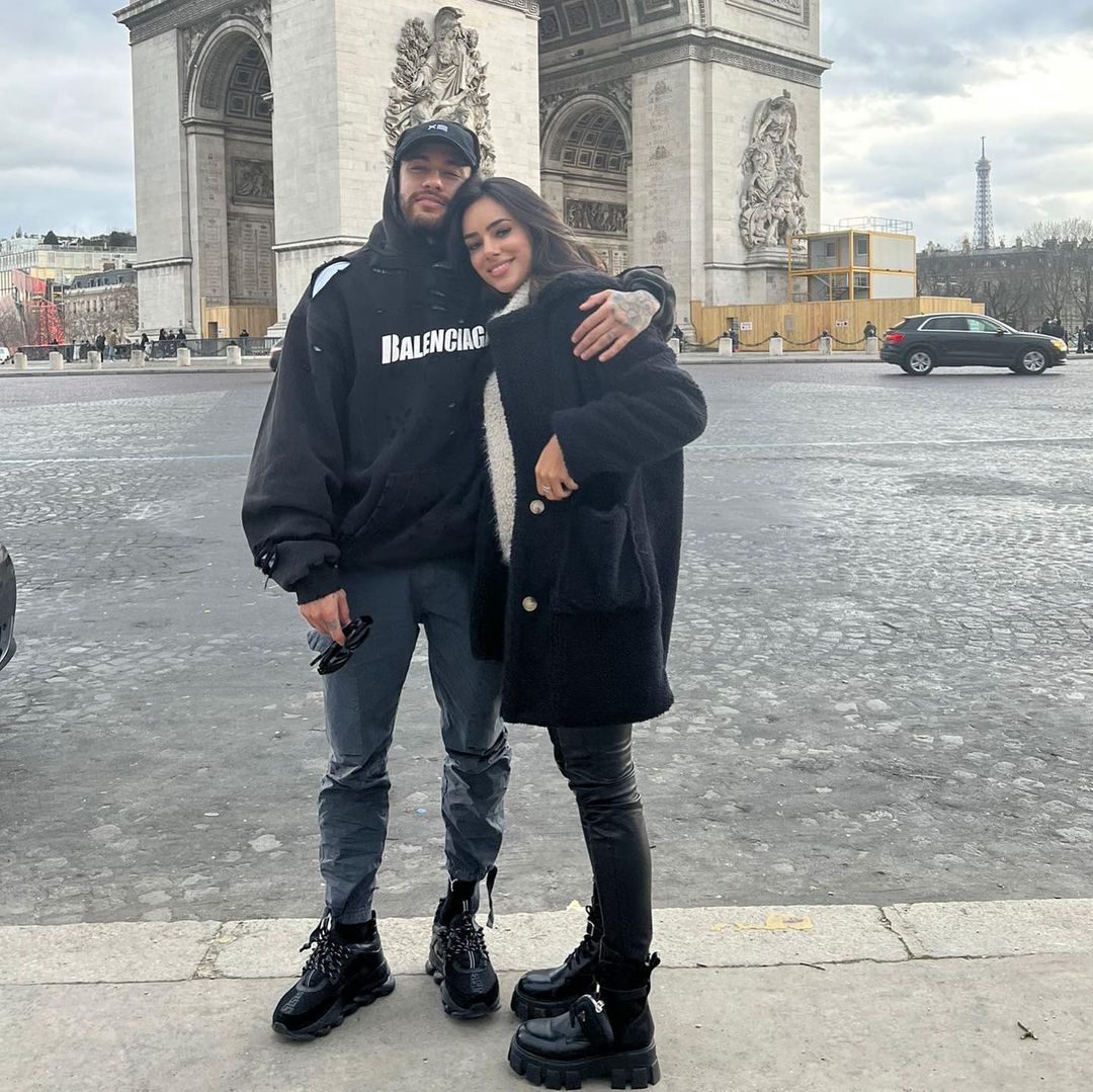 Neymar e Bruna Biancardi surpreenderam os fãs ao postarem uma foto de um encontro em Paris, na França, na noite de quarta-feira (12). Os dois terminaram o relacionamento oficialmente em agosto e não tinham aparecido mais juntos desde então. 'Resenha! Amor incondicional', escreveu o jogador na legenda da imagem, o que deixou os internautas confusos: 'Estão juntos ou não? É namoro ou amizade?', foram algumas das perguntas. Neymar e Bruna vivem um relacionamento ioiô, com idas e vindas