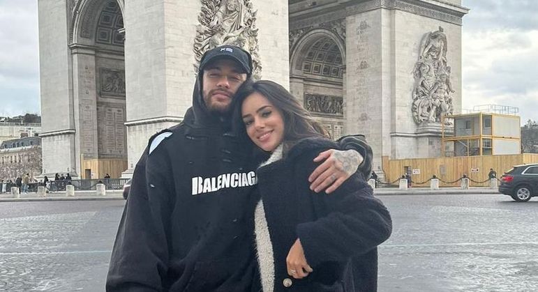 Neymar e Bruna Biancardi surpreenderam os fãs ao postarem uma foto de um encontro em Paris, na França, na noite de quarta-feira (12). Os dois terminaram o relacionamento oficialmente em agosto e não tinham aparecido mais juntos desde então. 