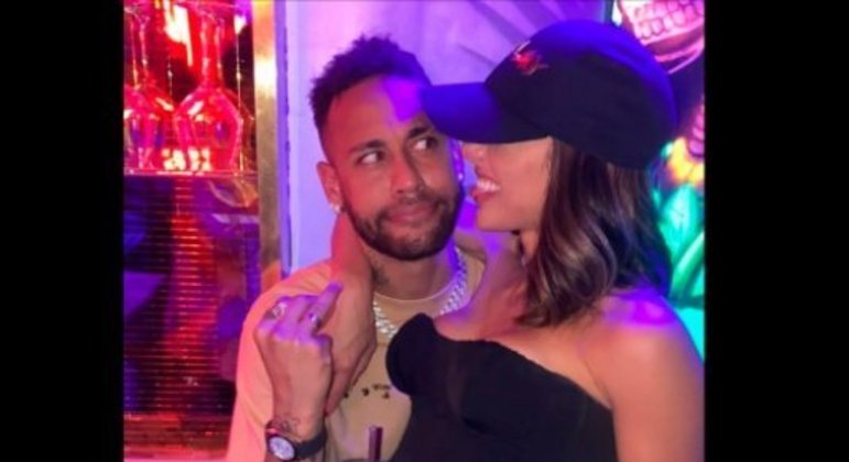 Neymar mostra o dedo em que está usando a aliança com Bruna Biancardi