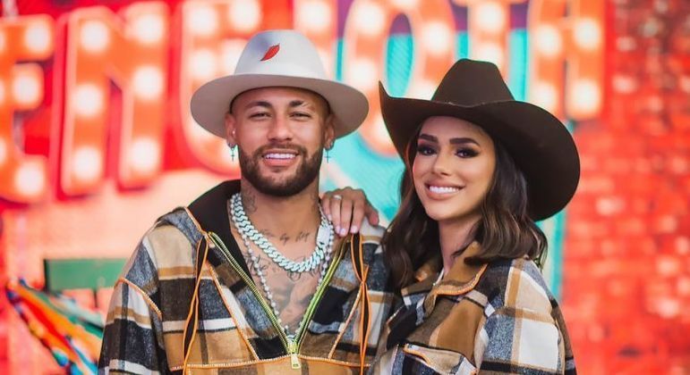 Neymar e Bruna Biancardi combinam look em arraial