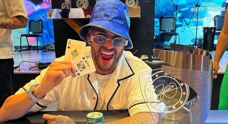 O atleta é um jogador assíduo de pôquer, já venceu diversos campeonatos valendo quantias enormes de dinheiro