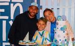 Neymar e Carol Dantas com o filho