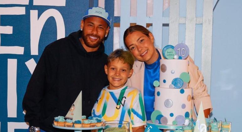 Neymar e Carol Dantas com o filho