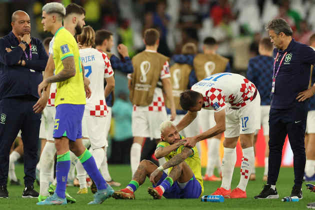 Neymar é consolado pelos croatas. 