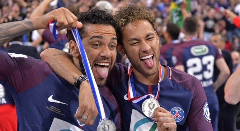São nove meses de silêncio de Neymar. Que chamava Daniel Alves de 'irmão'