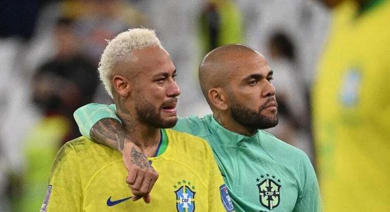 Daniel Alves ajudou Neymar no Barcelona e na Seleção Brasileira. Viraram grandes amigos