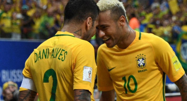 Neymar e Daniel Alves. O reencontro do veterano e do 'europeu' deve acontece na Seleção