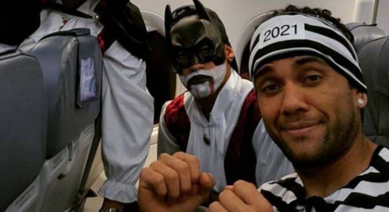 Daniel Alves, fantasiado de presidente, e Neymar, de Batman. Exemplos para as crianças brasileiras?