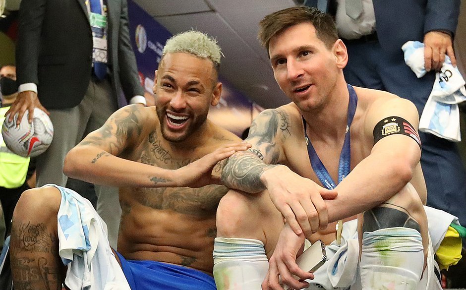 Neymar e Messi. O brasileiro sabe muito bem o quanto Messi sofreu na Seleção da Argentina