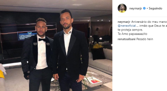 A pose antes da festa, com Nenê, do São Paulo. O sorriso de Neymar voltou
