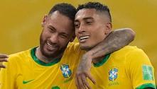 Jogadores decidem blindar Neymar, que luta para voltar para a Copa. Raphinha se excede. E ataca internautas