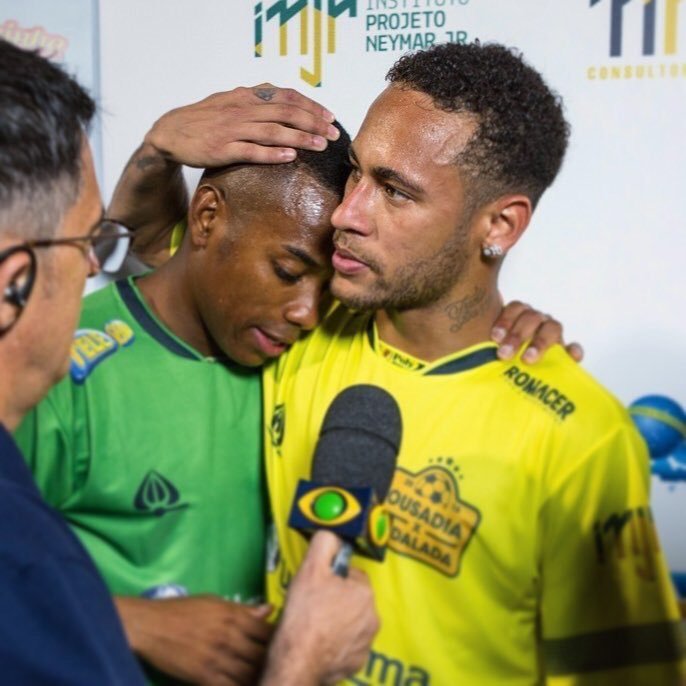Mesmo jogadores muito amigos de Robinho, como Neymar, têm se calado depois da condenação