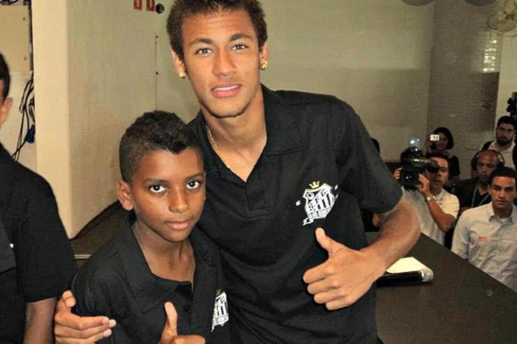 Imagem premonitória. Neymar e Rodrygo no Santos. O jogador do PSG o vê como seu sucessor na seleção