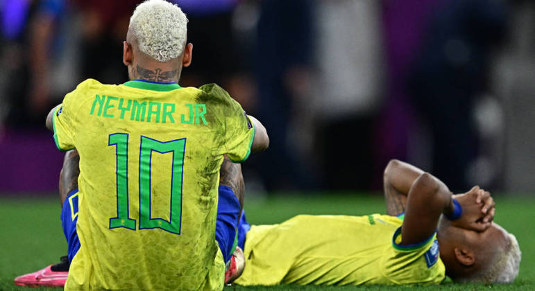 Neymar e Rodrygo lamentam a eliminação do Brasil para a Croácia na Copa do Mundo