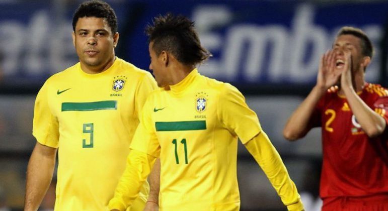 Ronaldo passou o que aprendeu para Neymar. O segundo para o terceiro e atual 'presidente' da Seleção